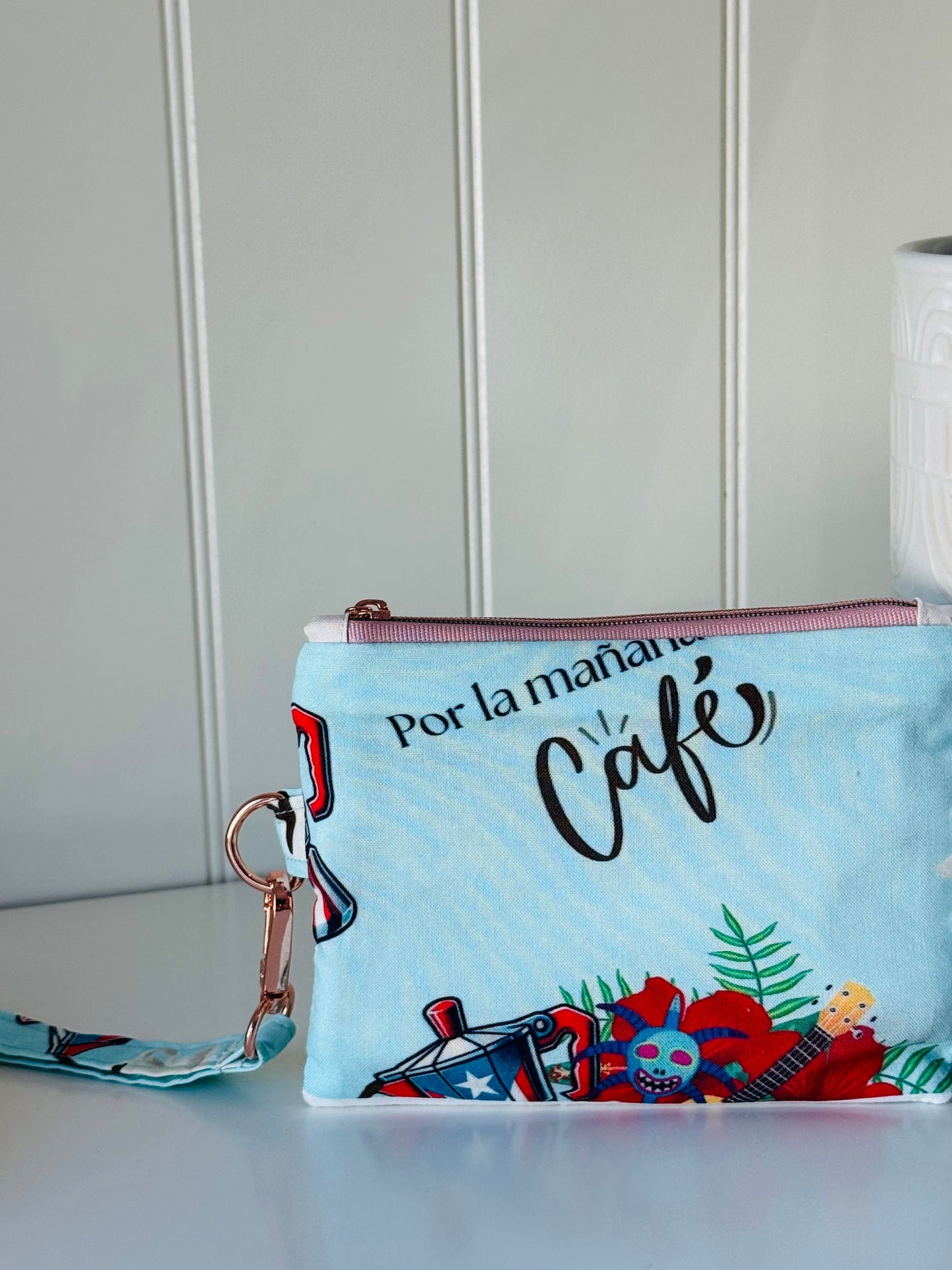 Cartera de mano por la mañana café fondo azul