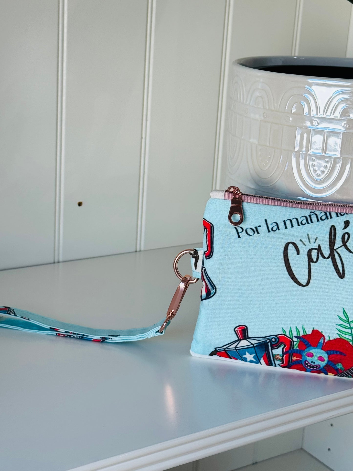 Cartera de mano por la mañana café fondo azul