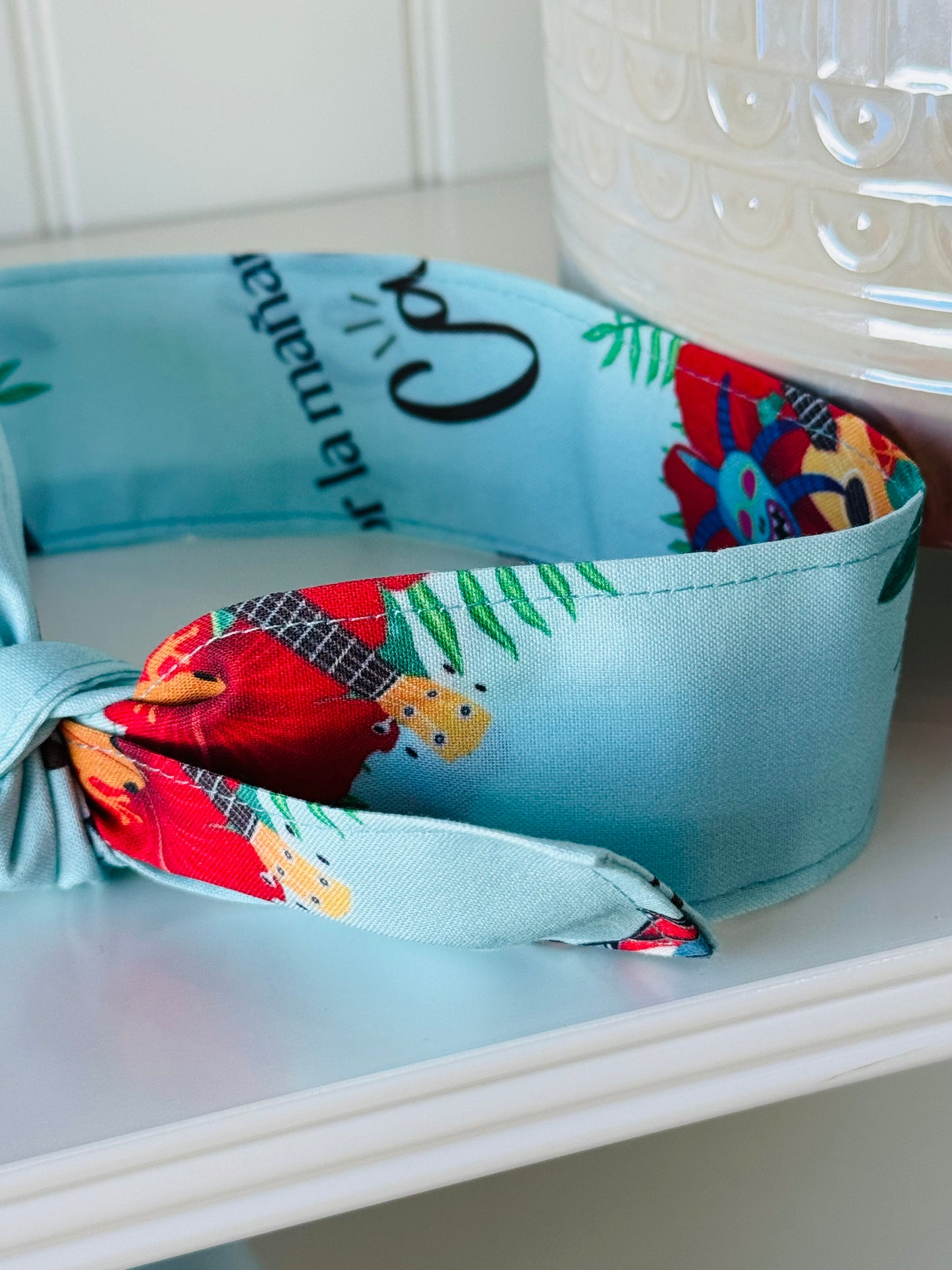 Bandana ajustable por la mañana café fondo azul