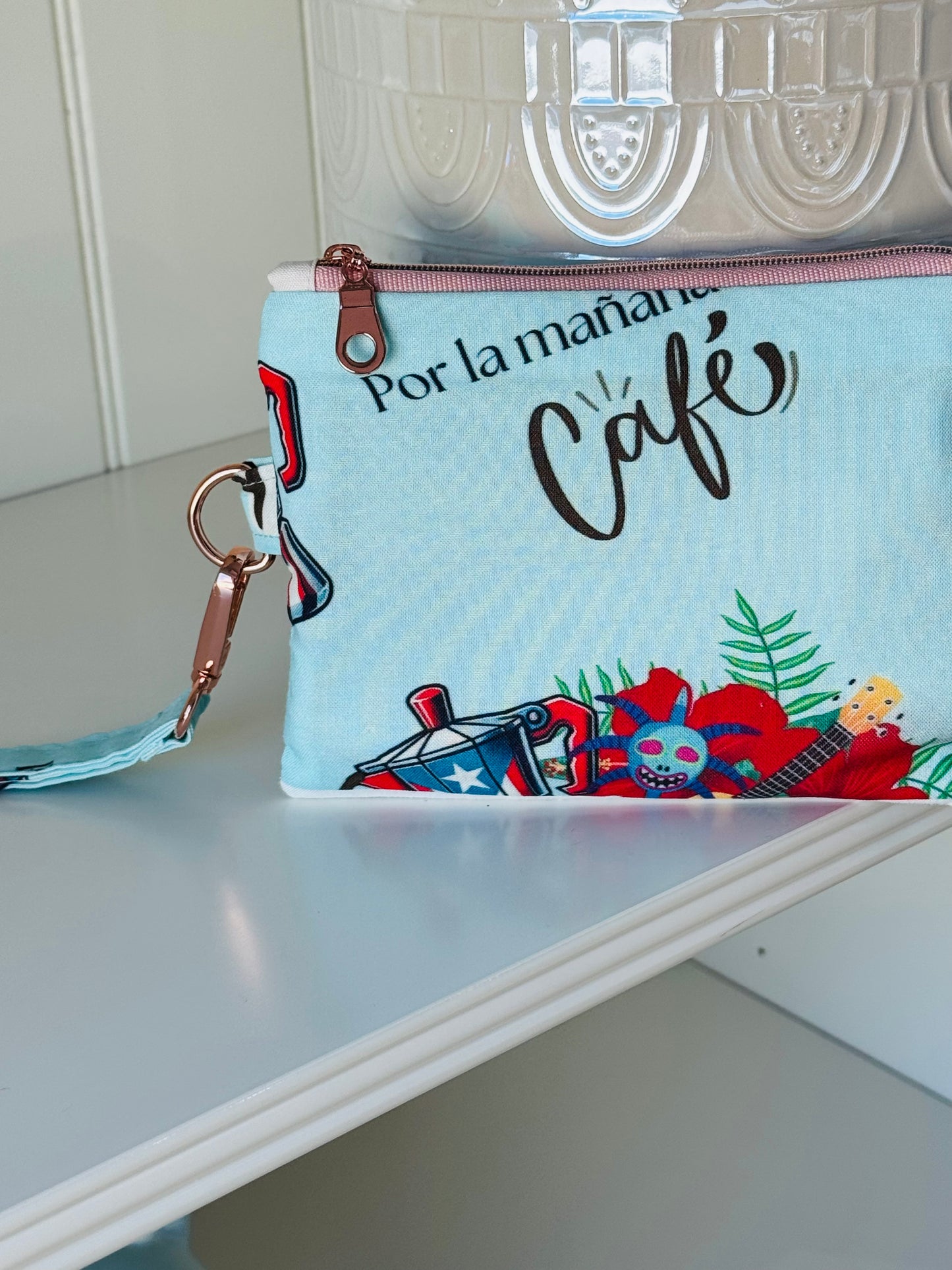 Cartera de mano por la mañana café fondo azul