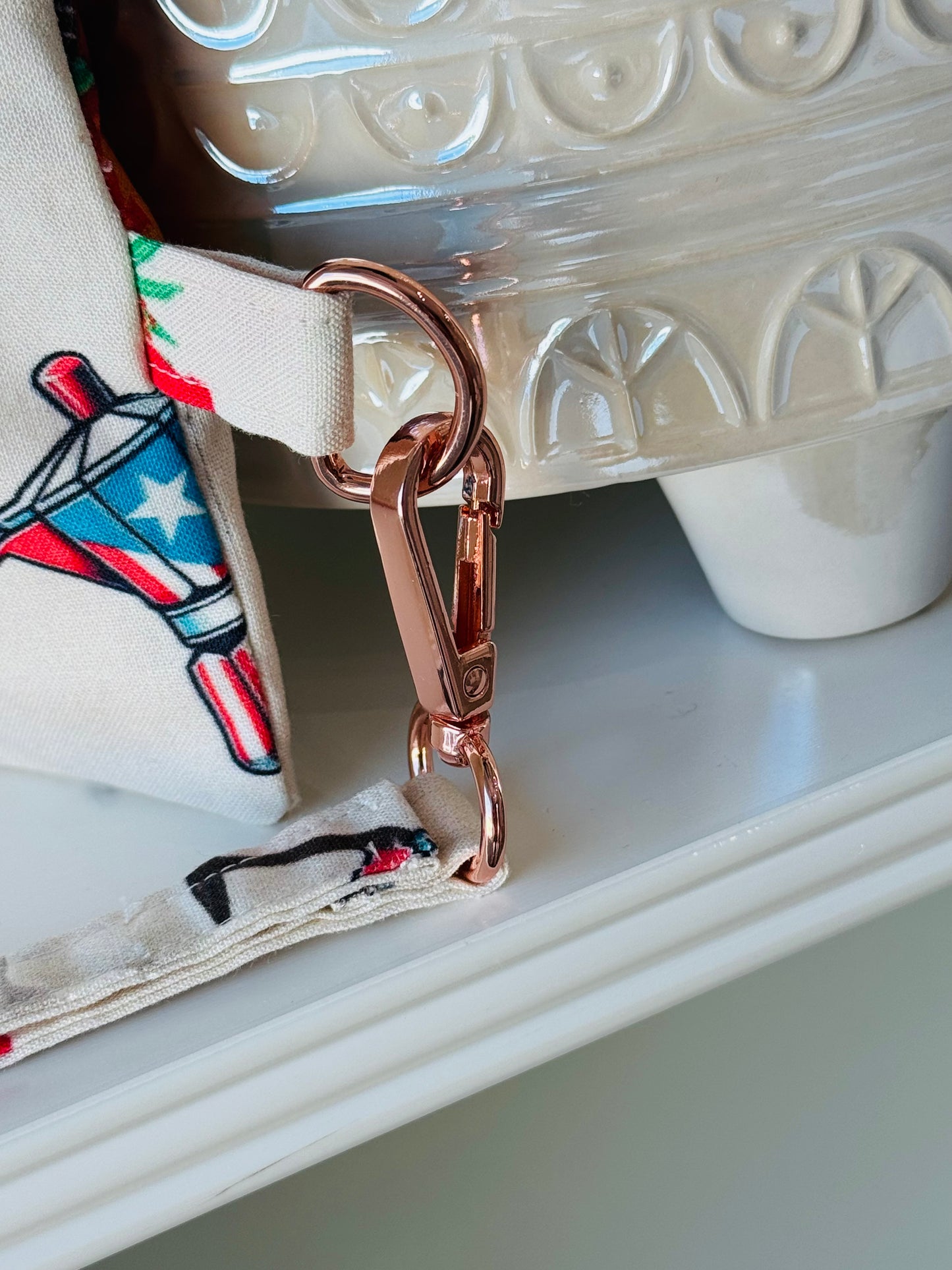 Cartera de mano , por la mañana café fondo crema