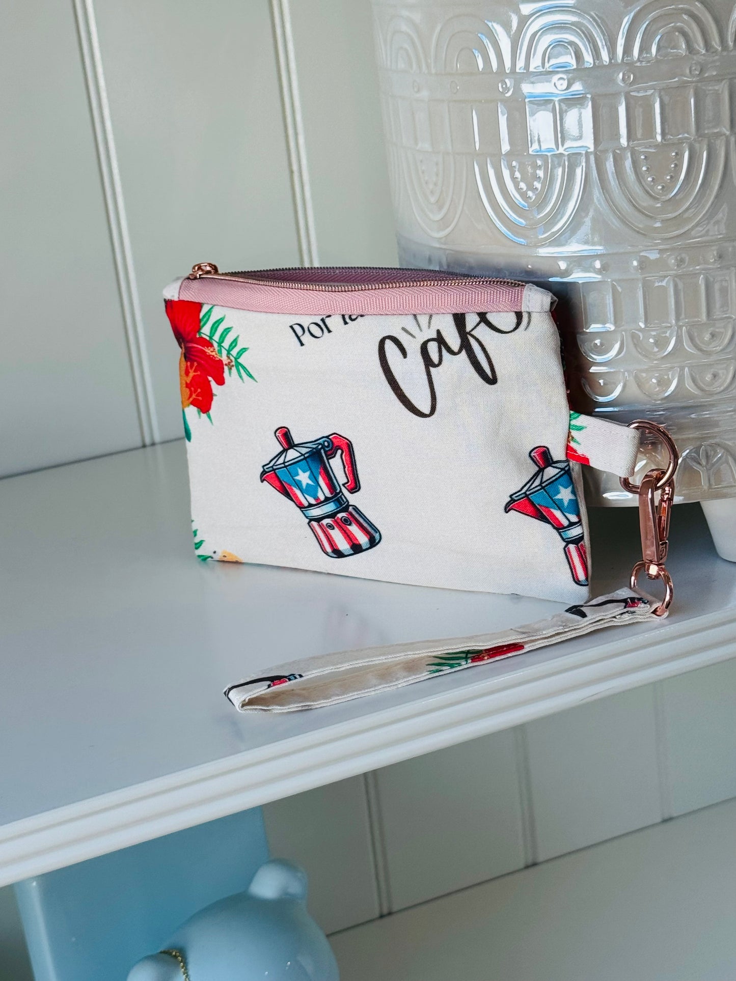 Cartera de mano , por la mañana café fondo crema