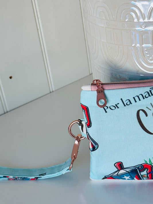 Cartera de mano por la mañana café fondo azul