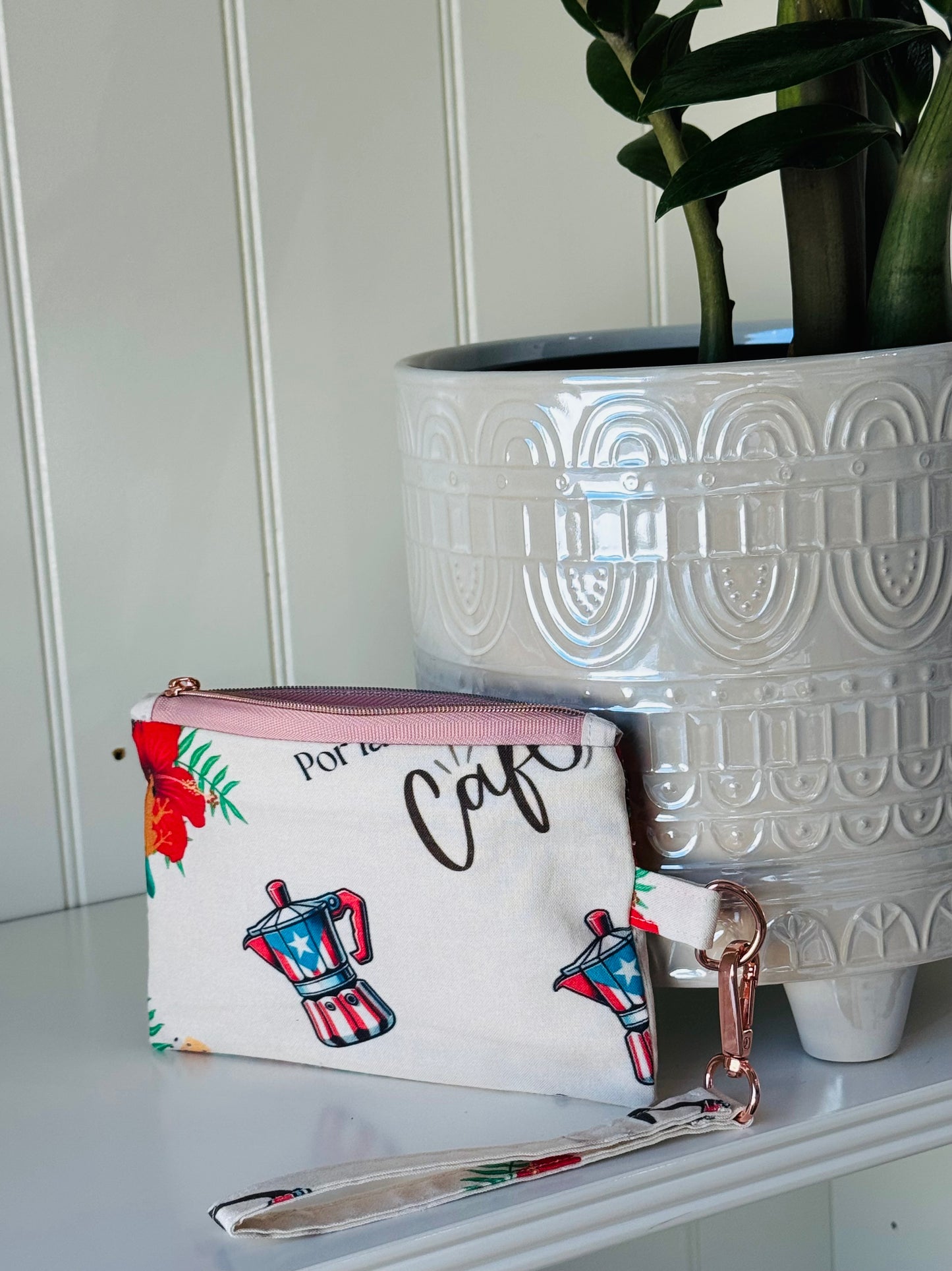 Cartera de mano , por la mañana café fondo crema