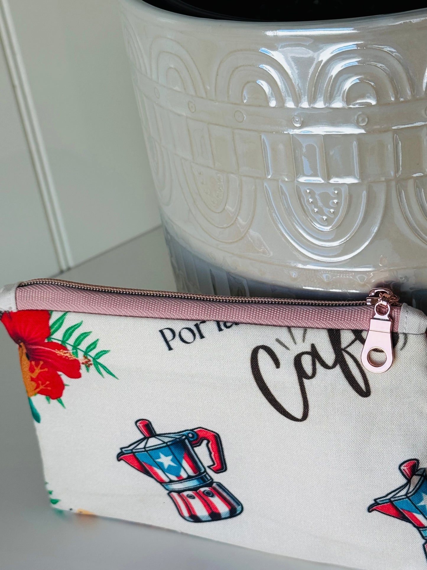 Cartera de mano , por la mañana café fondo crema